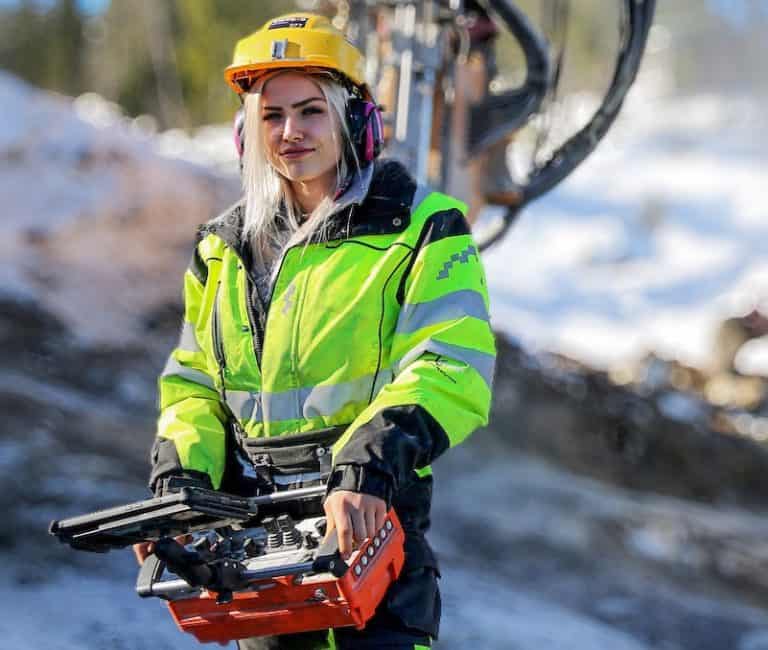 Bilde av kvinnelig anleggsarbeider på anleggsløftet.no